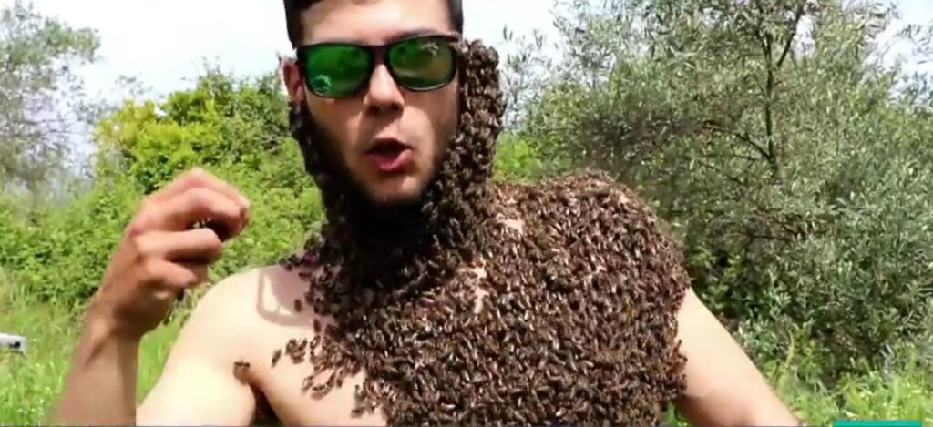 Aγρίνιο: 28χρονος μελισσοκόμος γίνεται viral με χιλιάδες μέλισσες να…  «αγκαλιάζουν» το κορμί του (βιντεο) - katounanews.gr